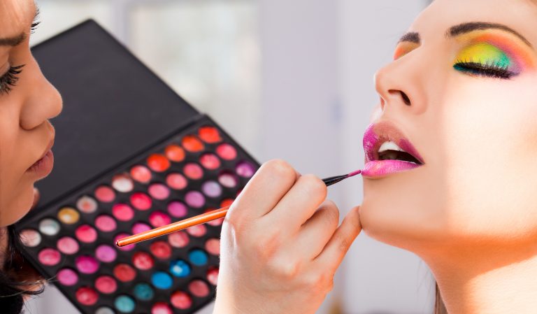 9 tips to become a popular make-up artist